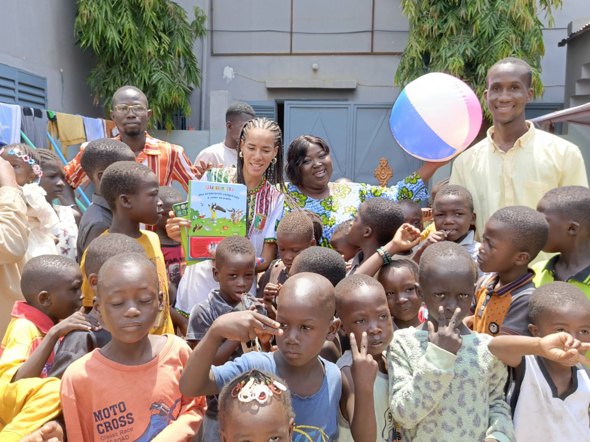 Enfants de l'orphelinat NIABER à Sébénicoro entourés des bénévoles de l'AMET
